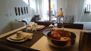 una mesa de cocina con una cesta de fruta. en K82 studio HOTEL relax&work, en Kirchentellinsfurt