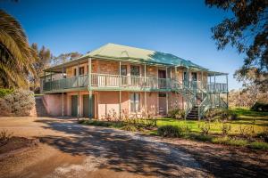 an old house with a porch and a balcony at Angaston Saleyards Luxury Accommodation in Angaston