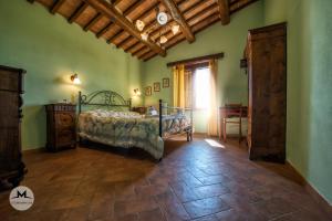 um quarto com uma cama e uma janela em Agriturismo Le Sorgenti em Pitigliano