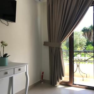TV a/nebo společenská místnost v ubytování The Little Prince Luxury Suites