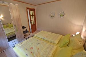 マルヒョーにあるFerienwohnung Malchow SEE 4551の小さな部屋で、ベッド2台、鏡が備わります。