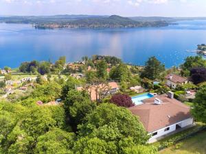 uma vista aérea de uma casa na margem de um lago em Villa Isabella em Nebbiuno