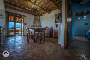 a kitchen and dining room with a table and chairs at Agriturismo Le Sorgenti in Pitigliano