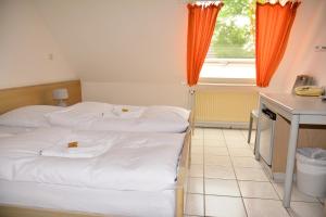 Postel nebo postele na pokoji v ubytování Hotel Wilhelmshöhe