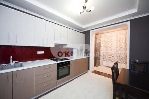 uma cozinha com armários brancos e um forno com placa de fogão em Alba-Iulia Vip Residence em Chisinau