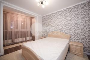 um quarto com uma cama branca e uma janela em Alba-Iulia Vip Residence em Chisinau