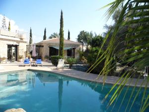 a swimming pool in front of a house at Villa Manzanillo in Coral Bay +40 photos