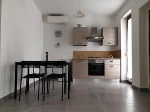 a kitchen with a table and chairs and a stove at Campagna D'aMare in Atessa