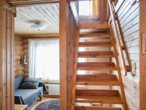 uma escada de madeira numa pequena casa em Holiday Home Lintukoto by Interhome em Äkäslompolo