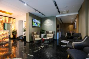 TV a/nebo společenská místnost v ubytování Emerald Boutique Hotel