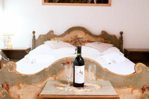 una bottiglia di vino su un tavolo con due bicchieri di Arco Dream Nest ad Arco