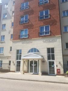 ein Wohnhaus mit einem Regenschirm davor in der Unterkunft 3 Bed Luxury Town Center Apartment with 50 inch 4K TV (Netflix & NowTV Ent. Pass) in Northampton