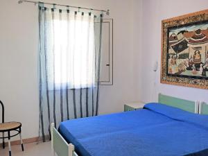 Santa MariaにあるApartment Jacopo-1 by Interhomeのベッドルーム(青いベッド1台、窓付)
