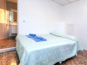 Un dormitorio con una cama con una bata azul. en Apartment Rosa Maria by Interhome, en Llançà