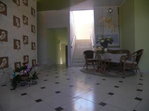 カバルジンカにあるGuest House Stepnaya 2のリビングルーム(テーブル、椅子付)