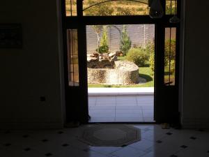 カバルジンカにあるGuest House Stepnaya 2の噴水のある庭へ通じる開放的なドア
