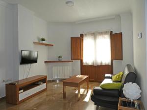 un soggiorno con divano e tavolo di Apartamentos Catedral Plaza 3000 a Granada