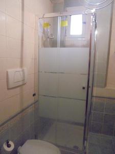 bagno con doccia in vetro e servizi igienici di Max House a Roma