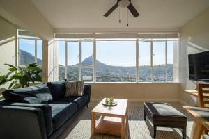 A seating area at Disa Park 16th Floor Apartment with City Views