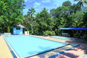 The swimming pool at or close to Rajanawa Resort