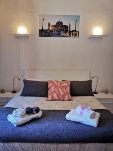een bed met twee paar handdoeken erop bij Appartamento di Nina in Rome