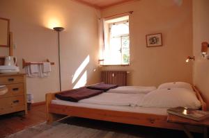 
Ein Bett oder Betten in einem Zimmer der Unterkunft Schloss Herberge Hohenerxleben

