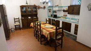 cocina con mesa y sillas en una habitación en La Badia 11, en Cava deʼ Tirreni
