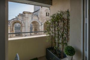 アルルにあるStudio avec balcon donnant sur les Arènes d’Arlesの建物の景色を望むバルコニー