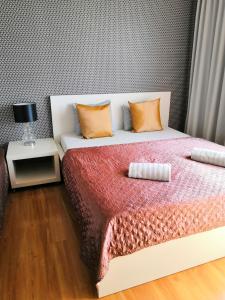 En eller flere senge i et værelse på Golden Family Apartments