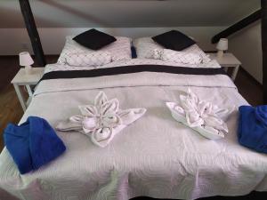 カルロヴィ・ヴァリにあるBluestars Familyの白いベッド(ピンクの花付)
