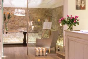 una habitación con una silla y una mesa con flores en Residenza Amblingh, en Vasto