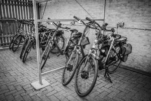 - un groupe de vélos garés l'un à côté de l'autre dans l'établissement Hotel Boschrand, à De Koog