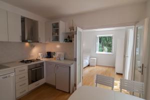 Majoituspaikan Suncana Apartments Dubrovnik 2 keittiö tai keittotila