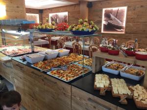 un buffet con muchos tipos diferentes de comida a la vista en Albergo Maggiorina, en Ledro