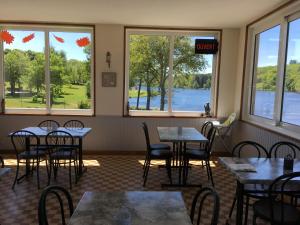 Výhled na řeku, která protéká v blízkosti bed and breakfast