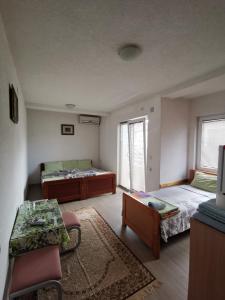 奧赫里德的住宿－Villa Centar Ohrid，小房间设有两张床和一张桌子