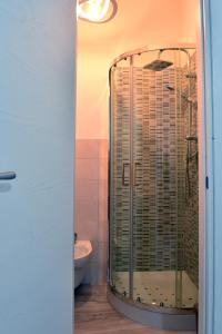 bagno con doccia e porta in vetro di Goccia Bianca - Gocce sul Mare a Savelletri