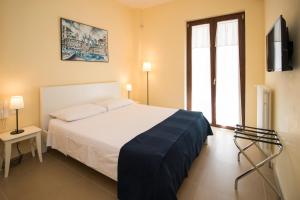 コンヴェルサーノにあるCorte dei Nobiliのベッドルーム(大きな白いベッド1台、テレビ付)