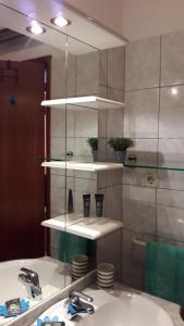 łazienka z umywalką i lustrem w obiekcie Latmo Apartment Zadar w mieście Zadar +37 zdjęć