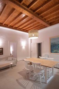 a dining room with a table and chairs at M Residence Little Venice in Mýkonos City