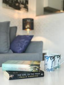 ein Buch auf einem Tisch neben einer Kaffeetasse in der Unterkunft Lets Holidays Mediterranean apartment 3 minutes to the beach 3 in Tossa de Mar