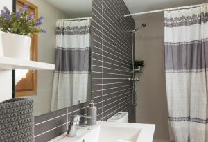 Koupelna v ubytování Lets Holidays Mediterranean apartment 3 minutes to the beach 3 + 19 fotografií