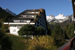 TorgonにあるTorgon Rustig wandel en skigebied in Portes du Soleilの山を背景にした丘の上の建物