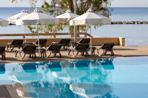 Bazén v ubytování Harmony Bay Hotel nebo v jeho okolí
