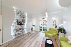 ein Wohnzimmer mit einem Sofa und einem Kamin in der Unterkunft Haus Zobler in Binz