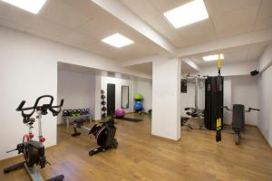 Fitness centrum a/nebo fitness zařízení v ubytování Harmony Bay Hotel