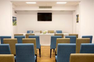 TV a/nebo společenská místnost v ubytování Harmony Bay Hotel