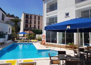 The swimming pool at or close to Hotel Sant March