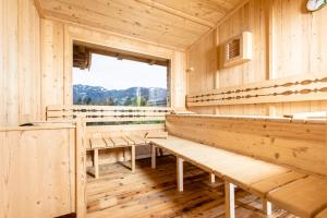 eine Sauna mit Holzbänken und einem Fenster in der Unterkunft Superior Chalet Brandleit in Hart im Zillertal