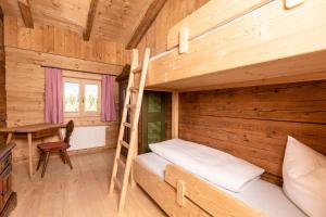 Poschodová posteľ alebo postele v izbe v ubytovaní Superior Chalet Brandleit